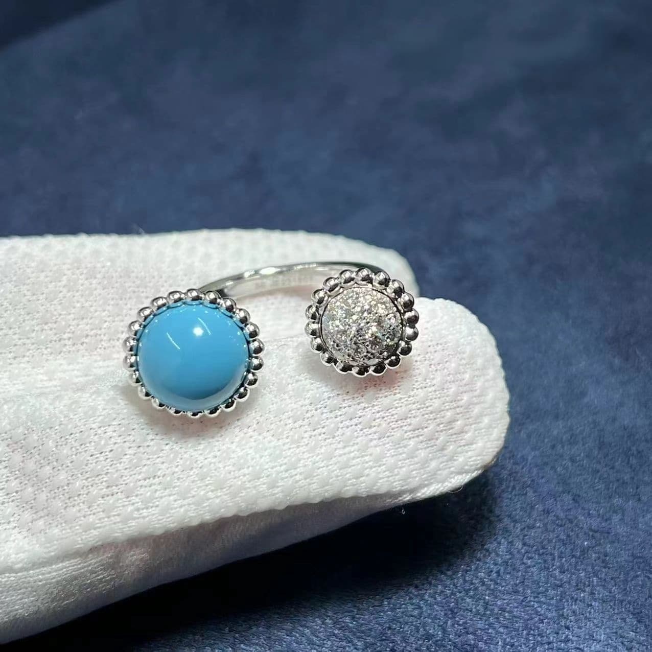 van cleef arpels perlee couleurs turquoise diamonds 18k white gold between the finger ring vcaro9sw00 2