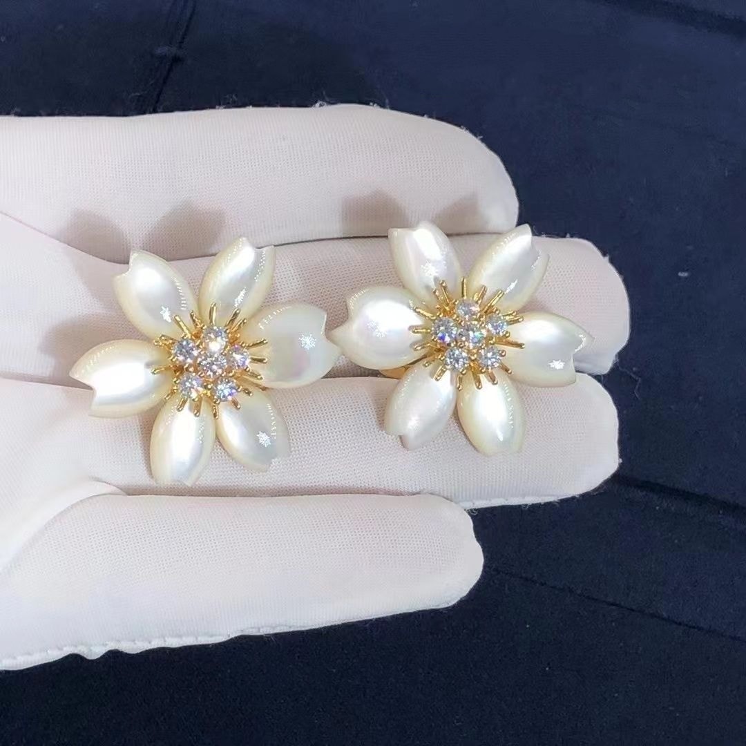 van cleef arpels rose de noel 18k yellow gold mother of pearl diamond flower earrings 1
