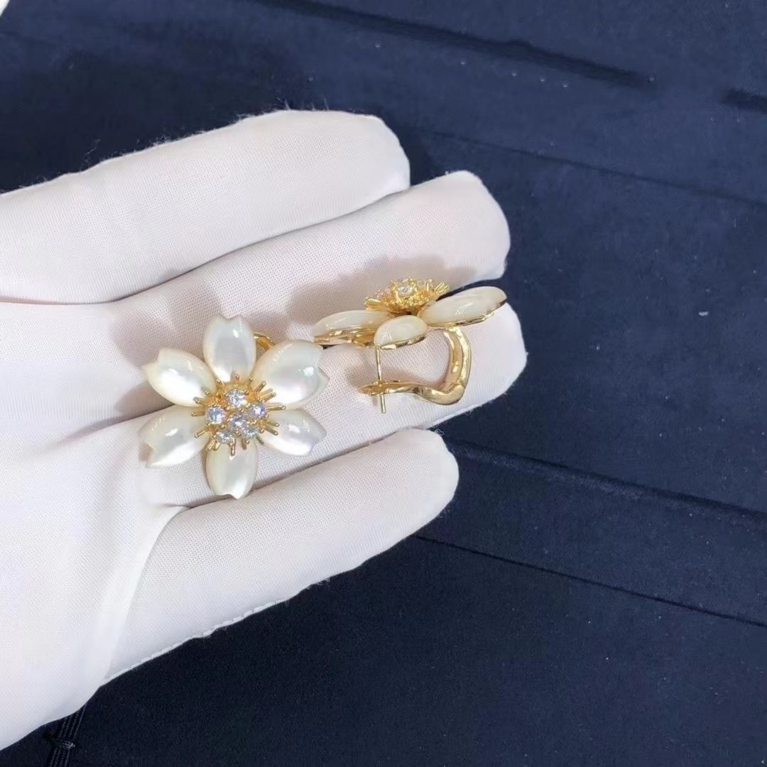 van cleef arpels rose de noel 18k yellow gold mother of pearl diamond flower earrings 2