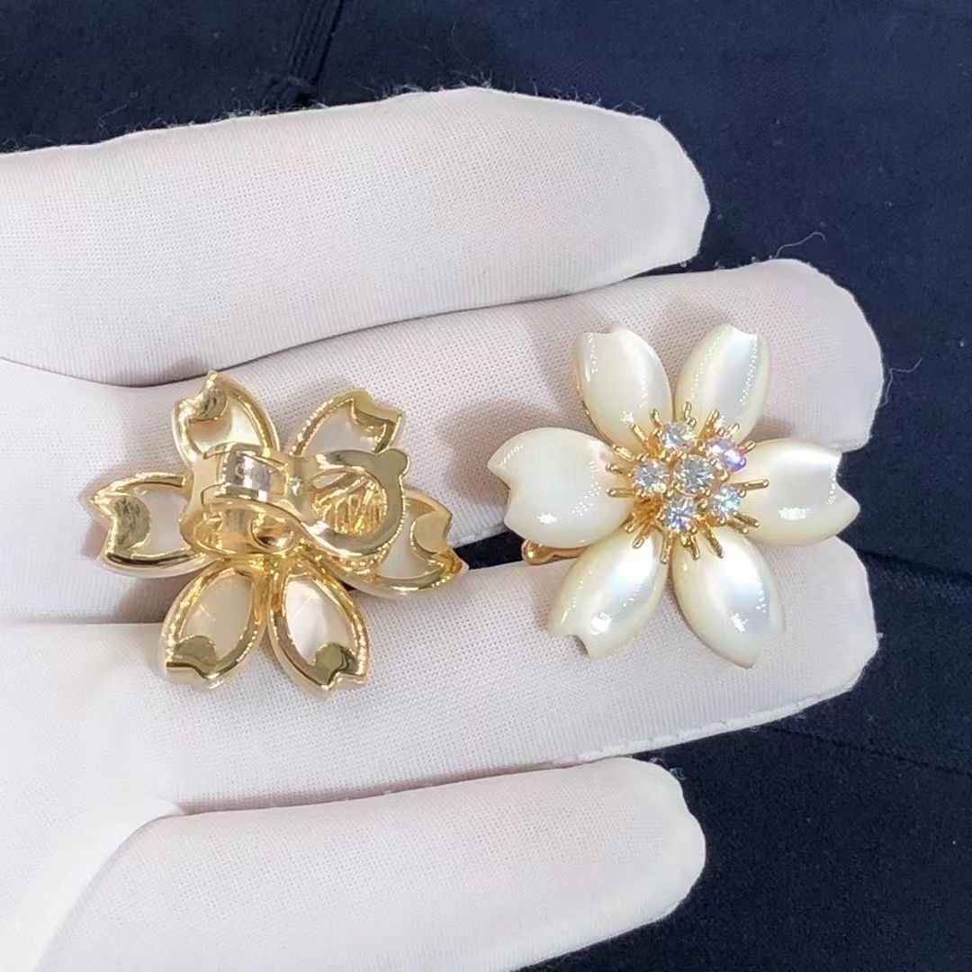 van cleef arpels rose de noel 18k yellow gold mother of pearl diamond flower earrings 3