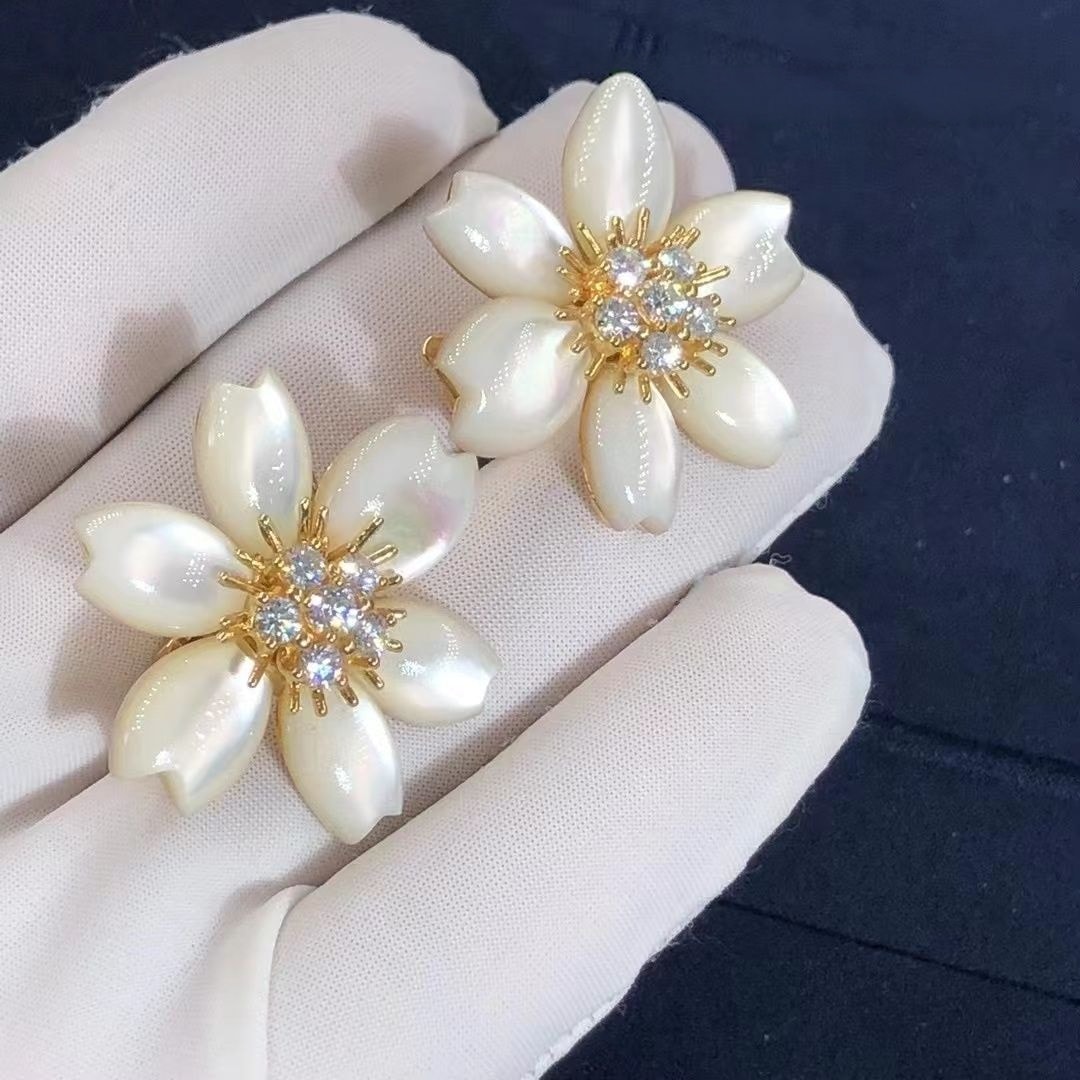 van cleef arpels rose de noel 18k yellow gold mother of pearl diamond flower earrings 4