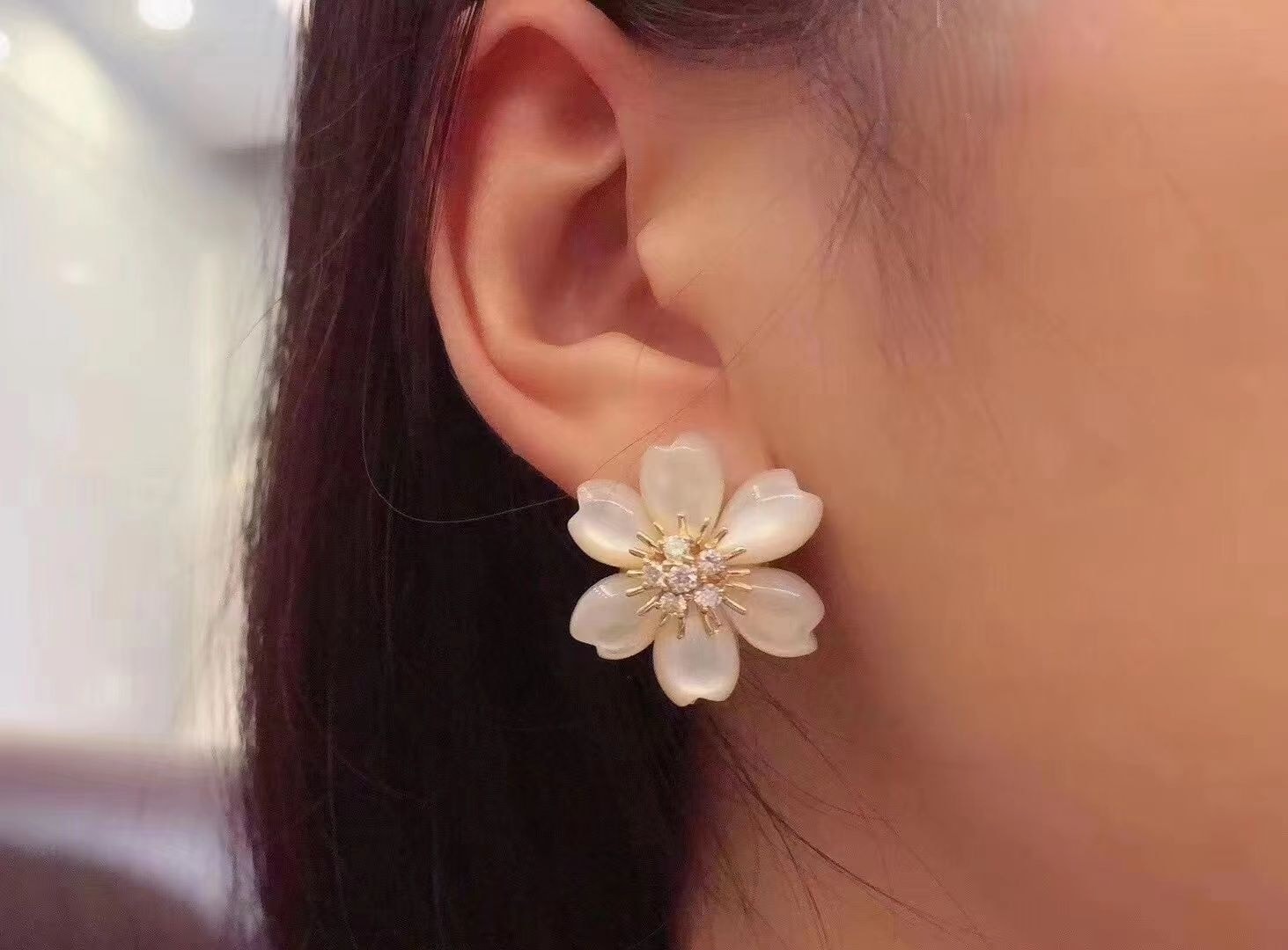 van cleef arpels rose de noel 18k yellow gold mother of pearl diamond flower earrings 7