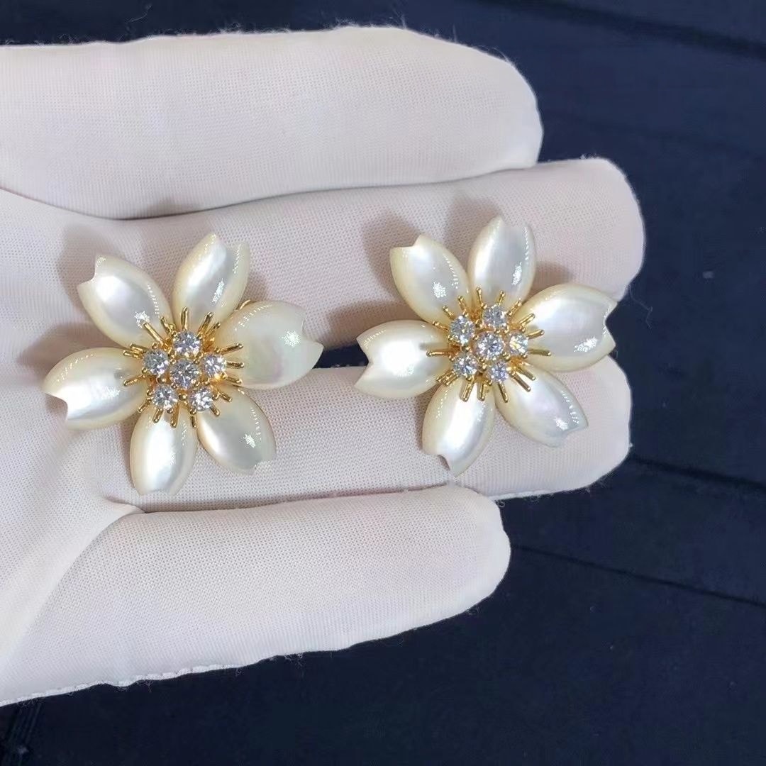 van cleef arpels rose de noel 18k yellow gold mother of pearl diamond flower earrings