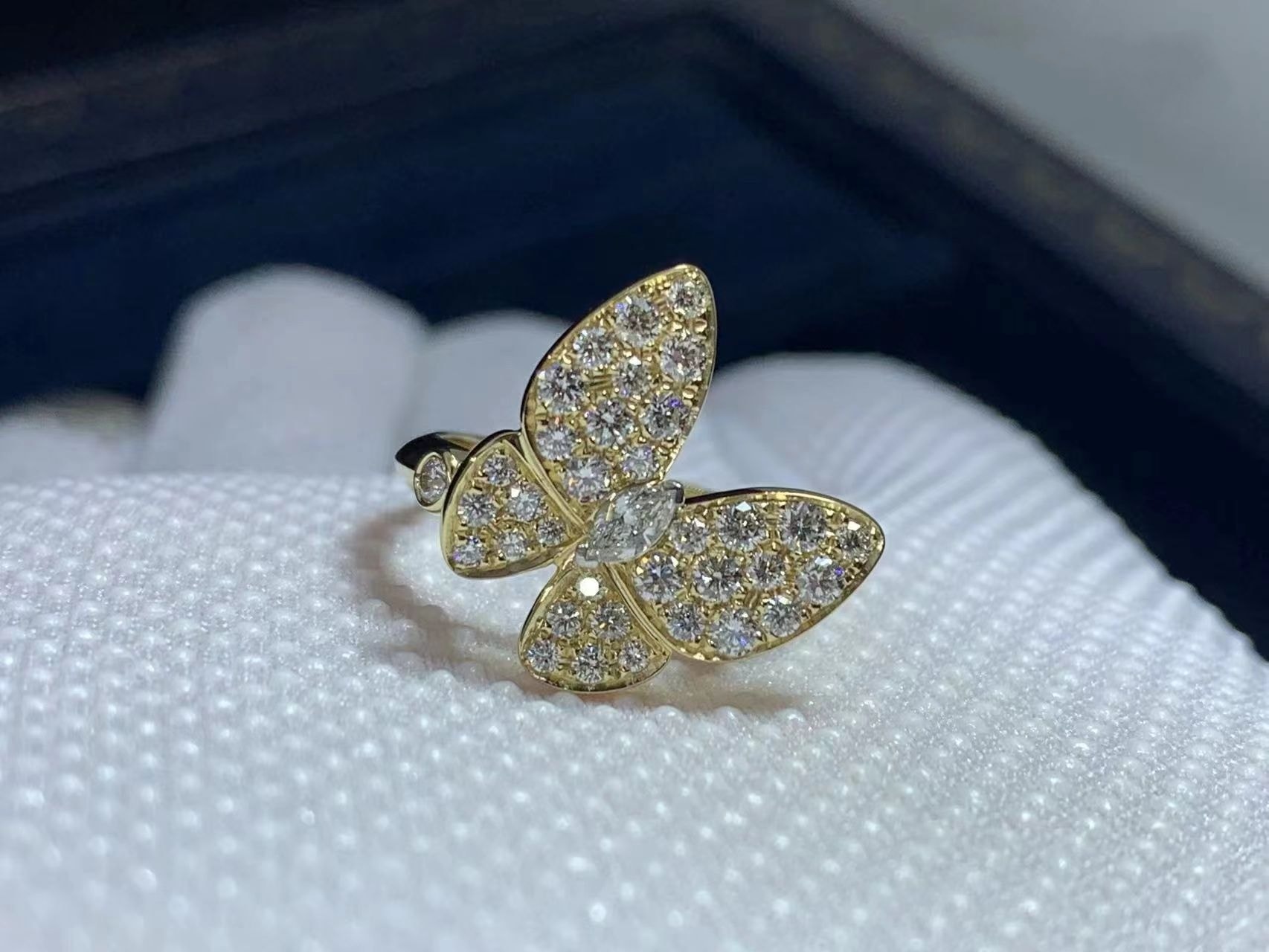 van cleef arpels two butterfly 18k yellow diamond gold ring vcarp3dq00 6
