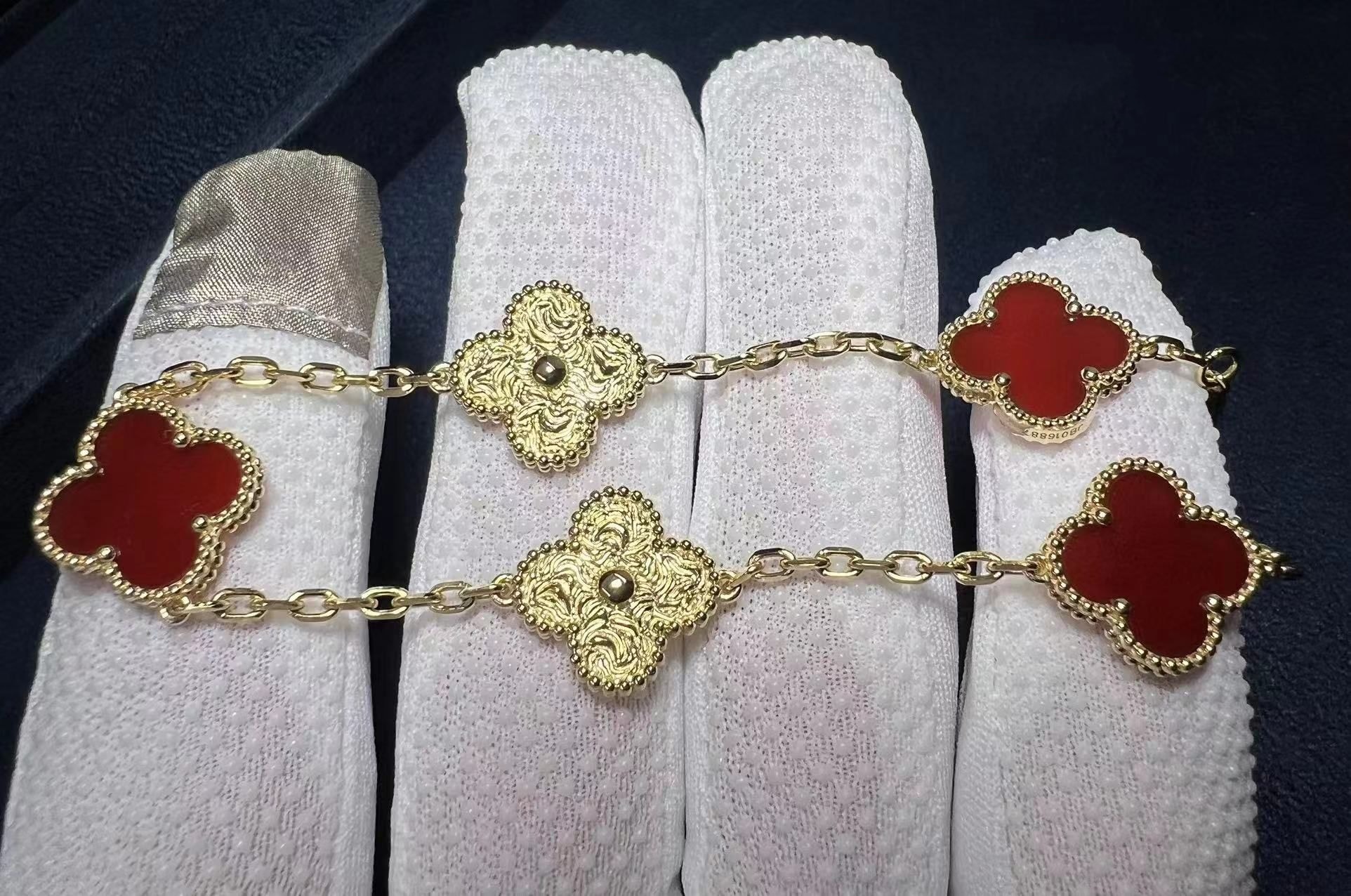 van cleef arpels vintage alhambra 18k yellow gold and carnelian 5 motif bracelet 4