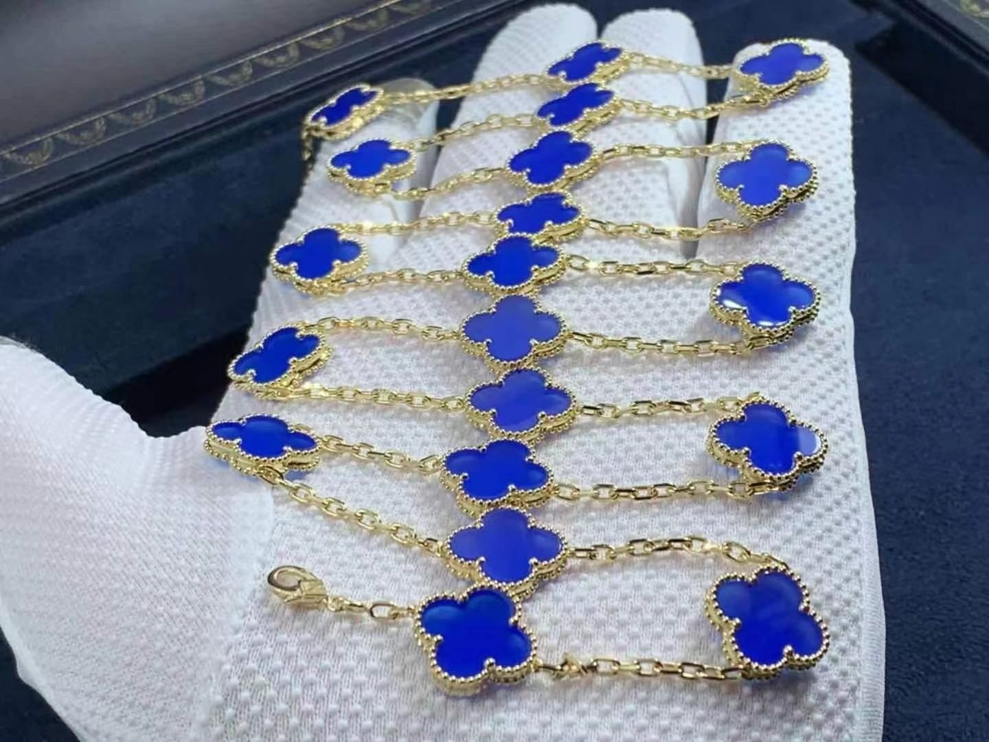 van cleef arpels vintage alhambra blue agate 18k yellow gold 20 motif long necklace vcarp7rn00 1