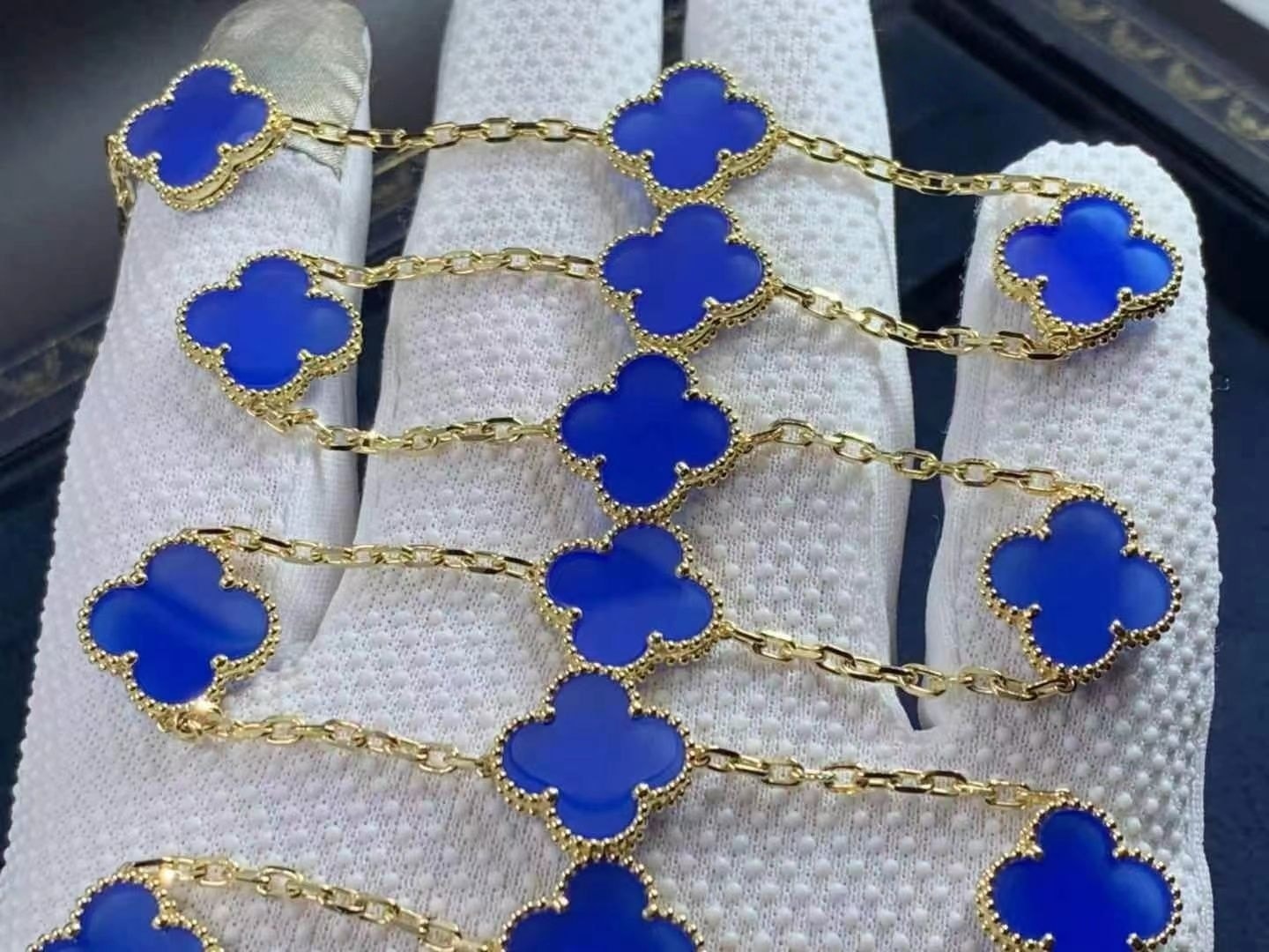 van cleef arpels vintage alhambra blue agate 18k yellow gold 20 motif long necklace vcarp7rn00 2