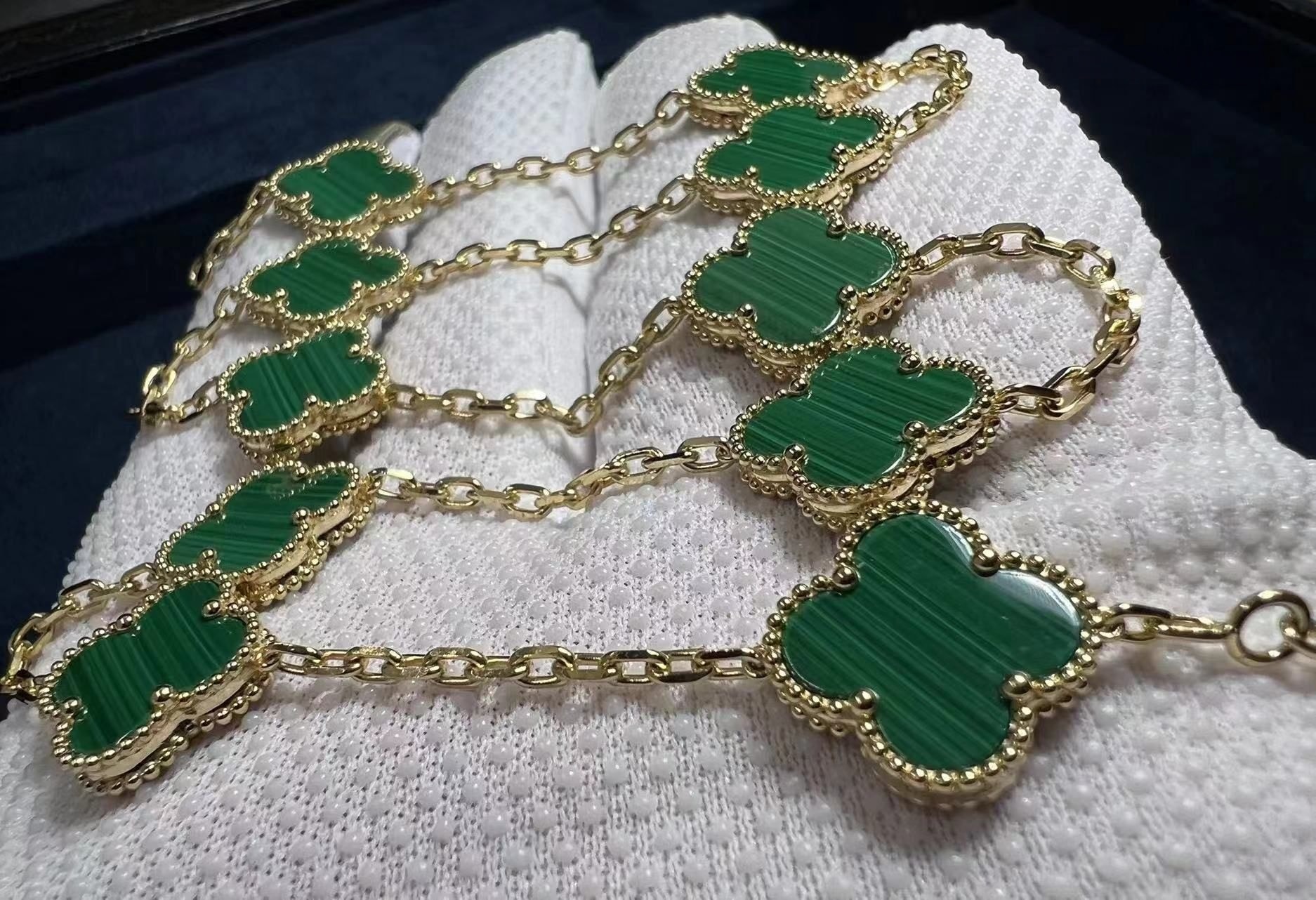 van cleef arpels vintage alhambra malachite 10 motif 18k yellow gold necklace vcaro3qj00 1